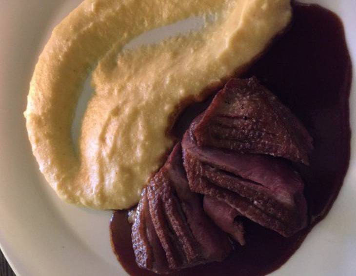 Entenbrust mit Knusperhaut auf Polenta Entenbrust mit Knusperhaut auf Polenta