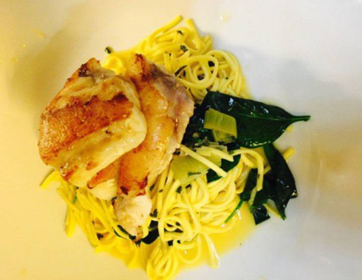 Seeteufel mit Knoblauch-Vanille-Kruste, Basilikumnudeln und Limettensauce Seeteufel mit Knoblauch-Vanille-Kruste, Basilikumnudeln und Limettensauce