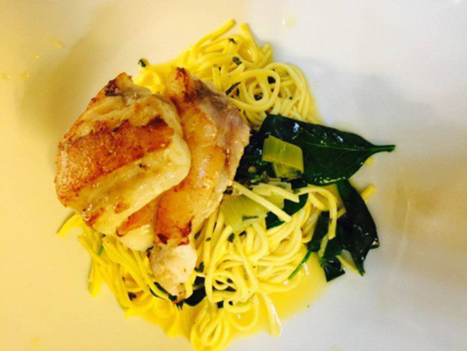 Seeteufel mit Knoblauch-Vanille-Kruste, Basilikumnudeln und ... Seeteufel mit Knoblauch-Vanille-Kruste, Basilikumnudeln und ...