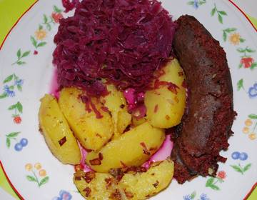 Blutwurst mit Rotkraut und Erdäpfeln Blutwurst mit Rotkraut und Erdäpfeln