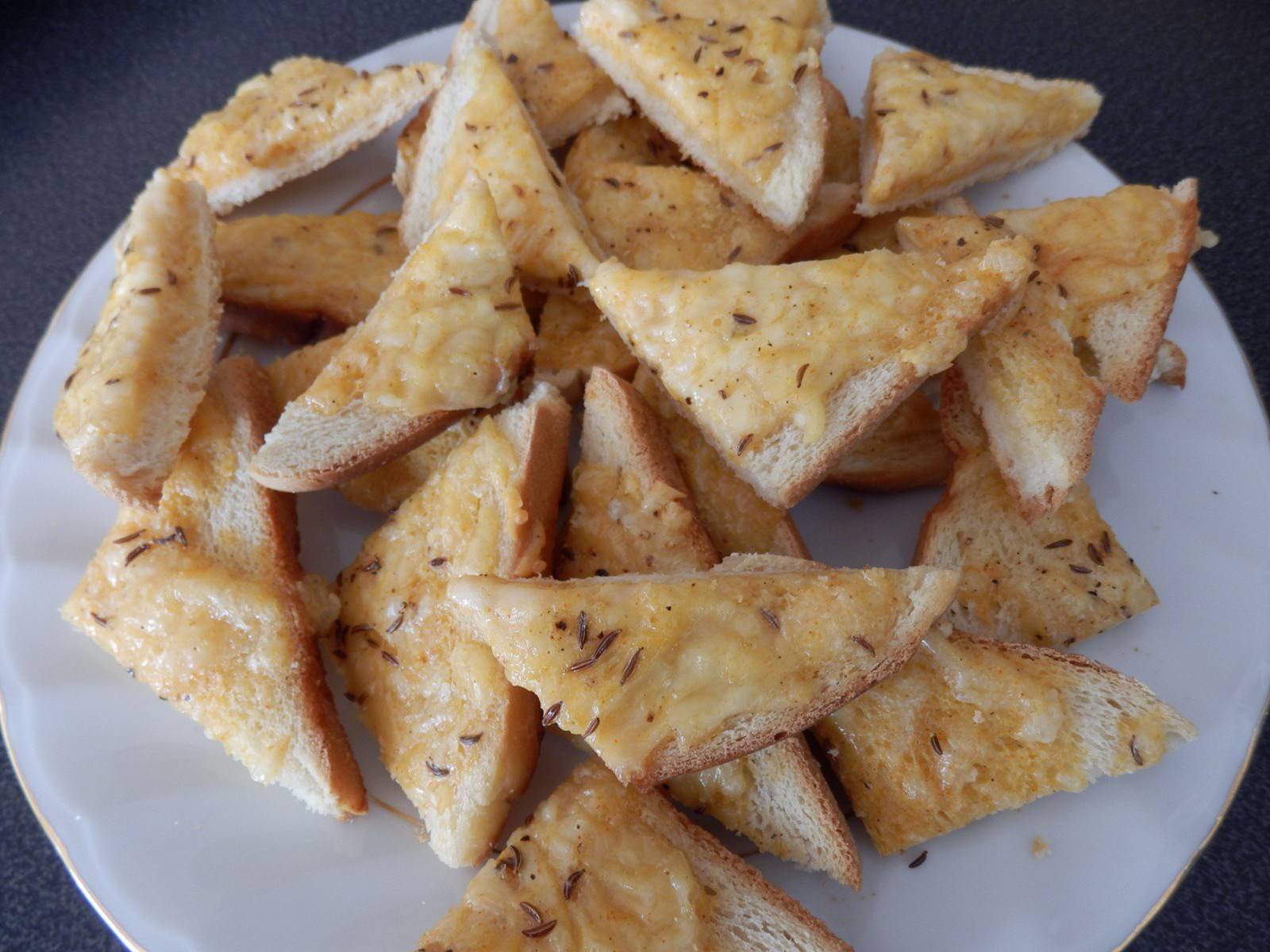 Käsetoastecken als Suppeneinlage