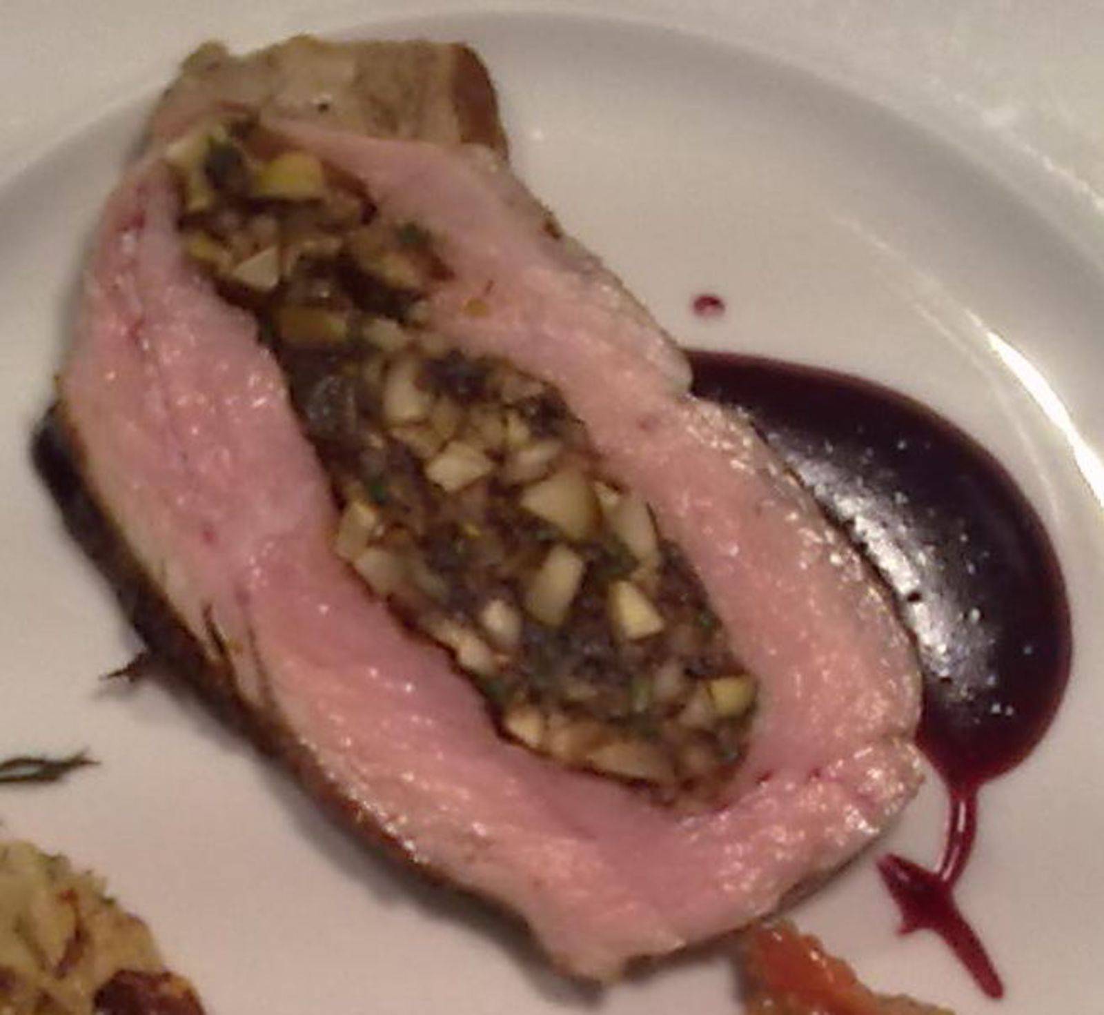 Gefüllter Kalbsrücken auf Portweinsauce Rezept - ichkoche.at Gefüllter Kalbsrücken auf Portweinsauce Rezept - ichkoche.at