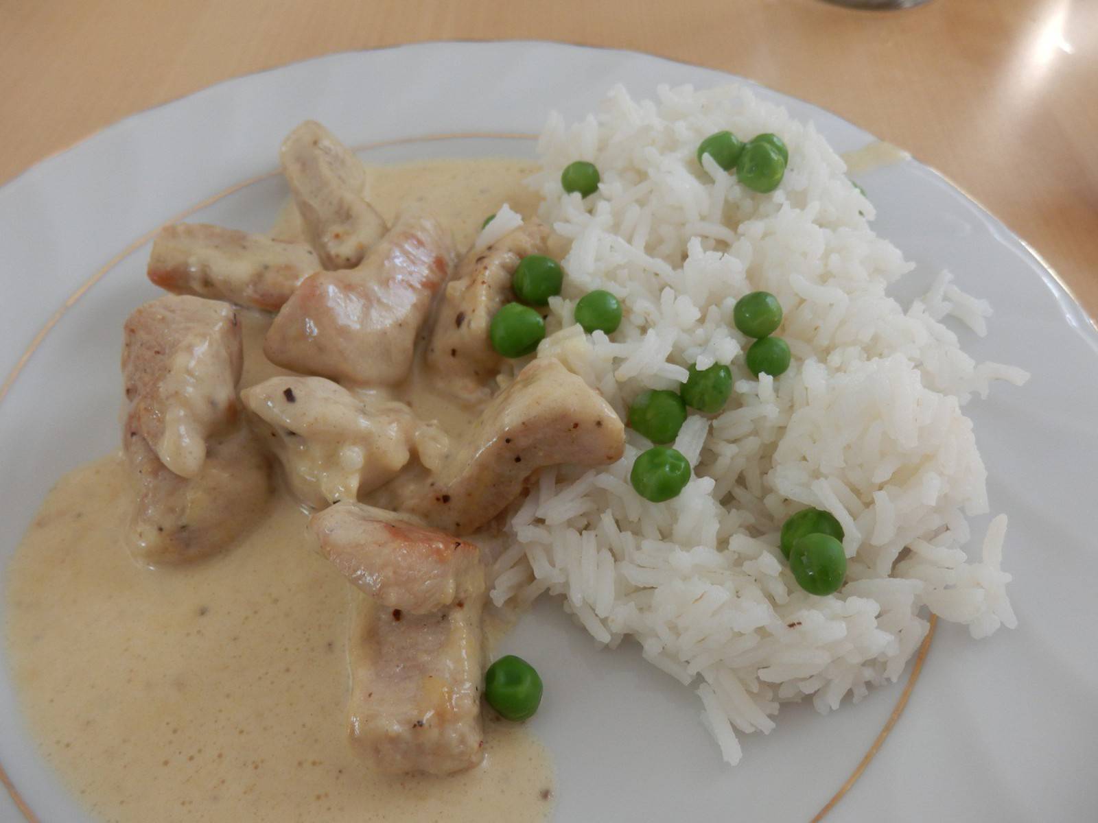 Putengeschnetzeltes mit Erbsenreis