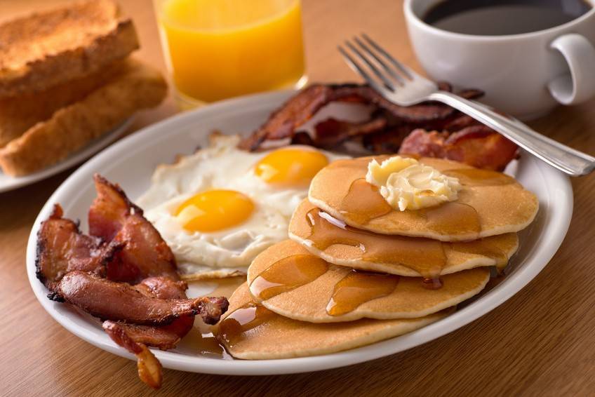 Pancakes mit Speck und Ahornsirup Rezept