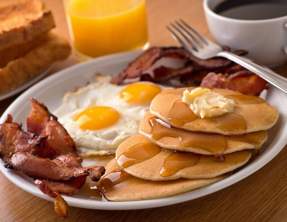 Pancakes mit Speck und Ahornsirup Pancakes mit Speck und Ahornsirup