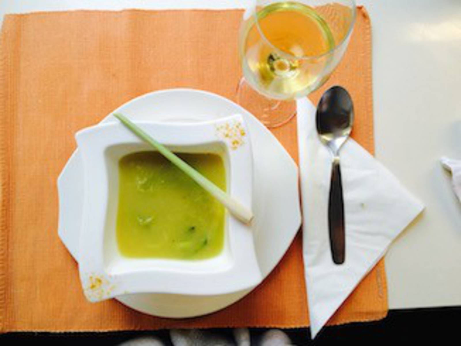 Topinambur-Kohlrabicremesuppe mit Curry und Zitronengras