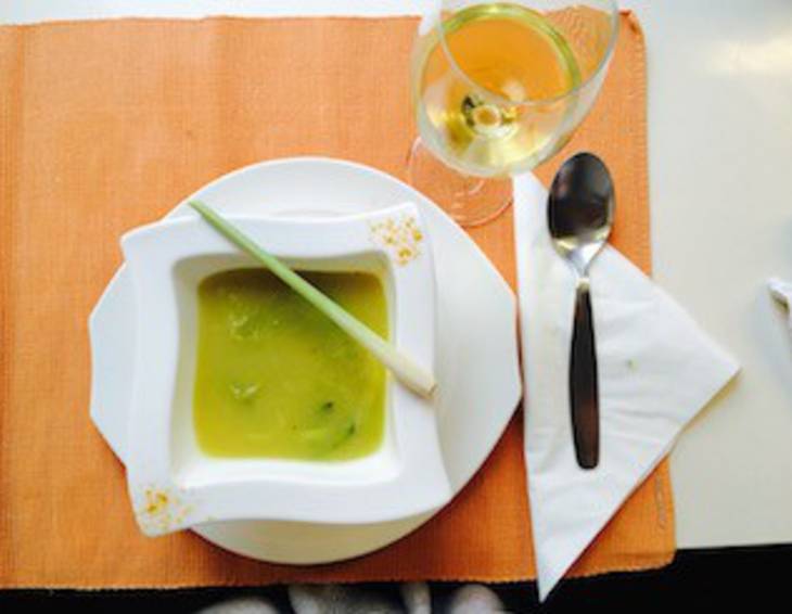 Topinambur-Kohlrabicremesuppe mit Curry und Zitronengras Topinambur-Kohlrabicremesuppe mit Curry und Zitronengras
