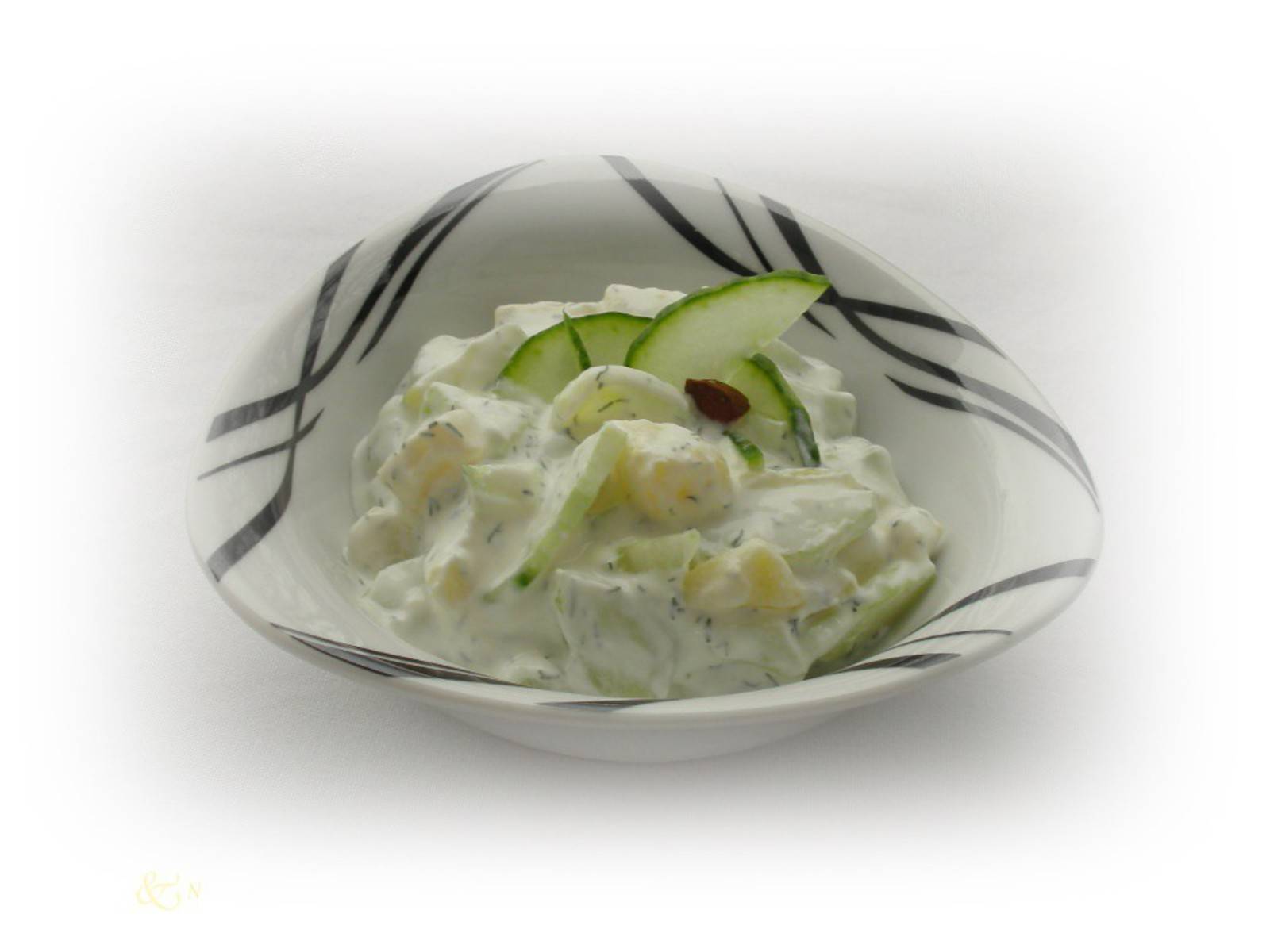 Kartoffel-Gurken-Salat mit Sauerrahm