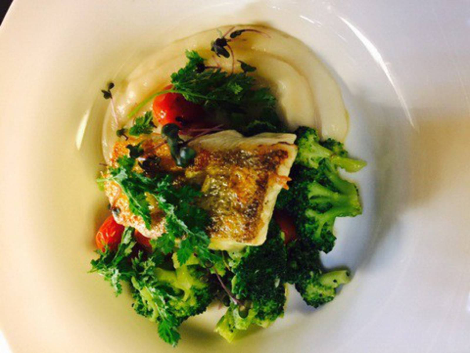 Knusprige Forelle mit Tomaten-Oliven-Salsa, Spinat und Zitronen ... Knusprige Forelle mit Tomaten-Oliven-Salsa, Spinat und Zitronen ...