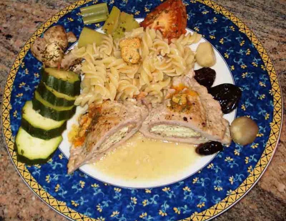 Steirisches Hochzeitsschnitzel mit Nudeln und Zwiebelsauce Steirisches Hochzeitsschnitzel mit Nudeln und Zwiebelsauce