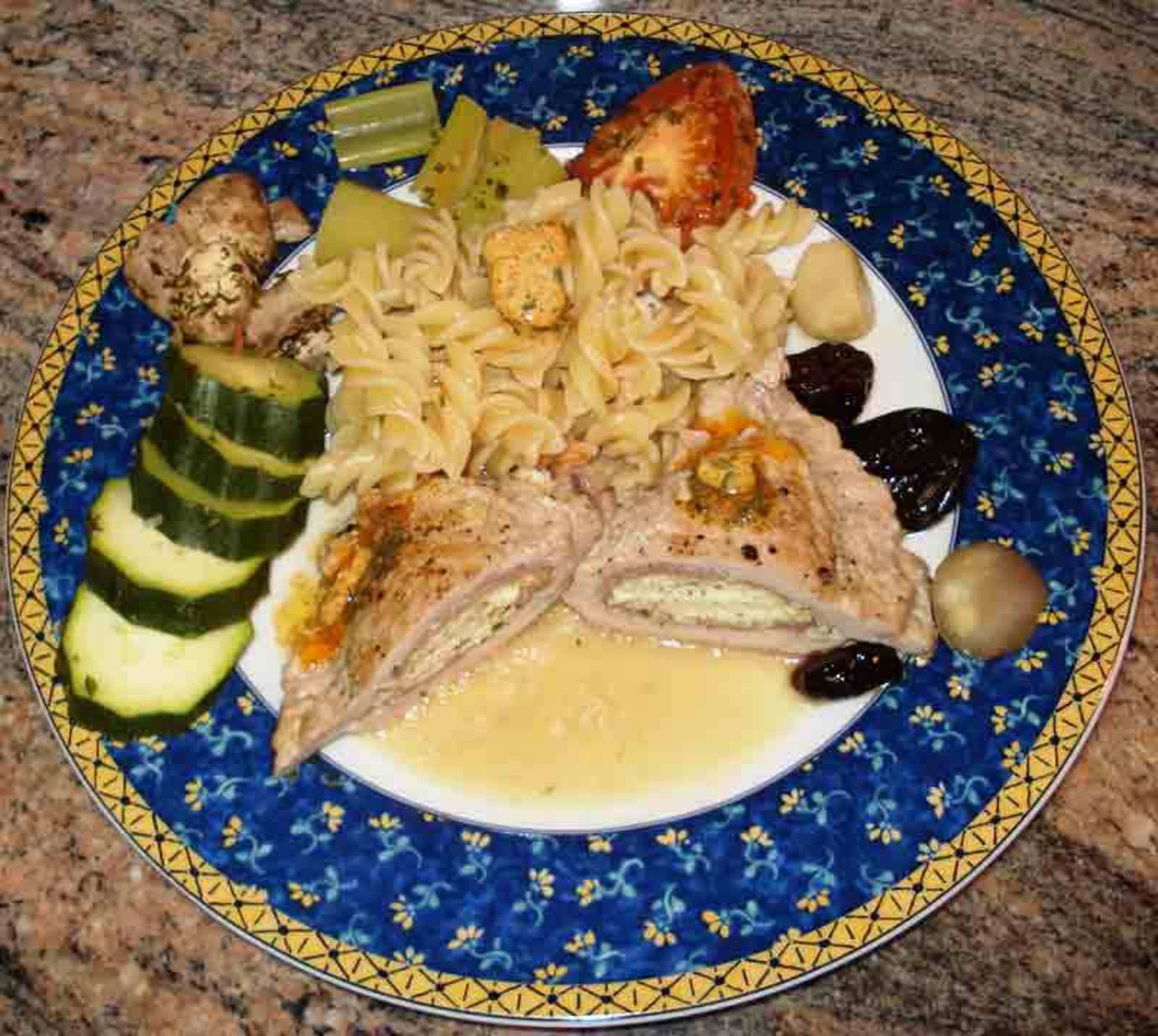 Faschierter Braten mit Prosciutto und Tomatensalat Rezept - ichkoche.at Faschierter Braten mit Prosciutto und Tomatensalat Rezept - ichkoche.at