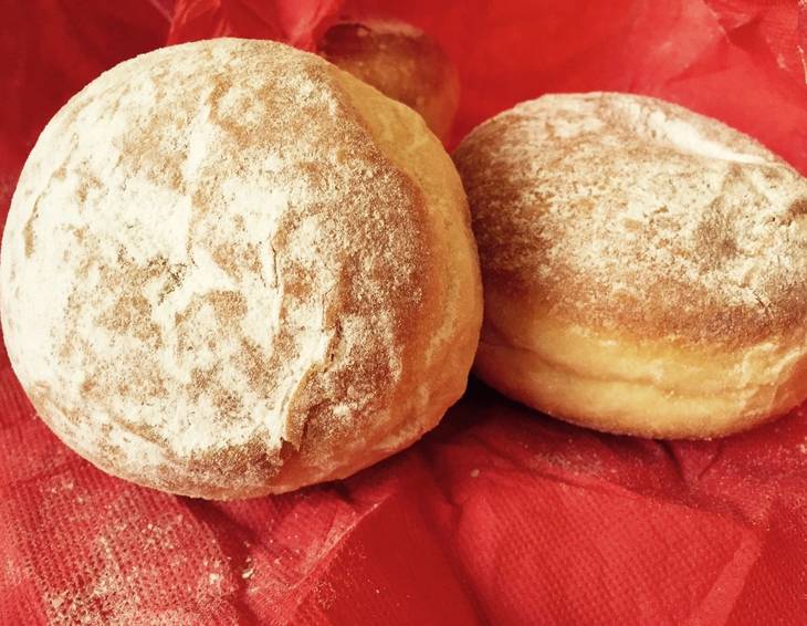 Krapfen mit Erdbeerfüllung