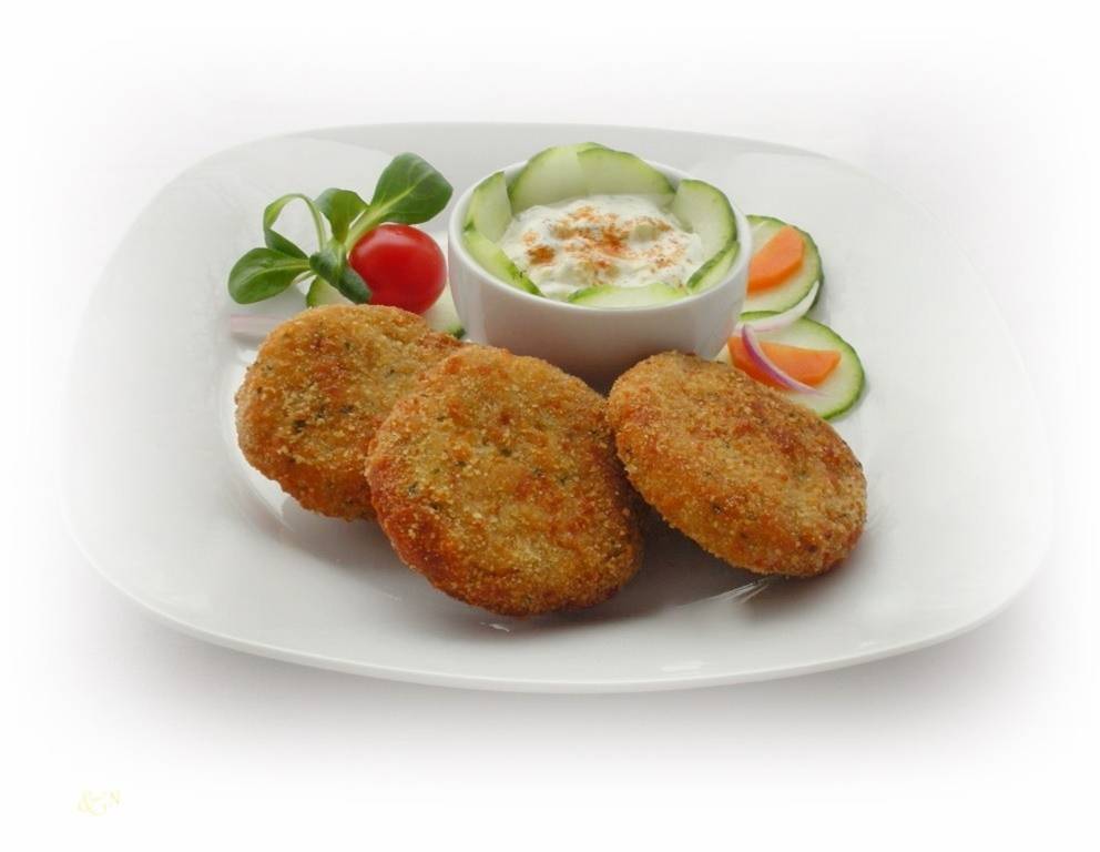 Kaspressknödel mit Gurken-Joghurt-Dip Kaspressknödel mit Gurken-Joghurt-Dip