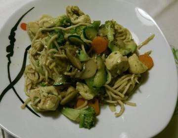 Asia Nudeln mit Huhn und Gemüse Asia Nudeln mit Huhn und Gemüse