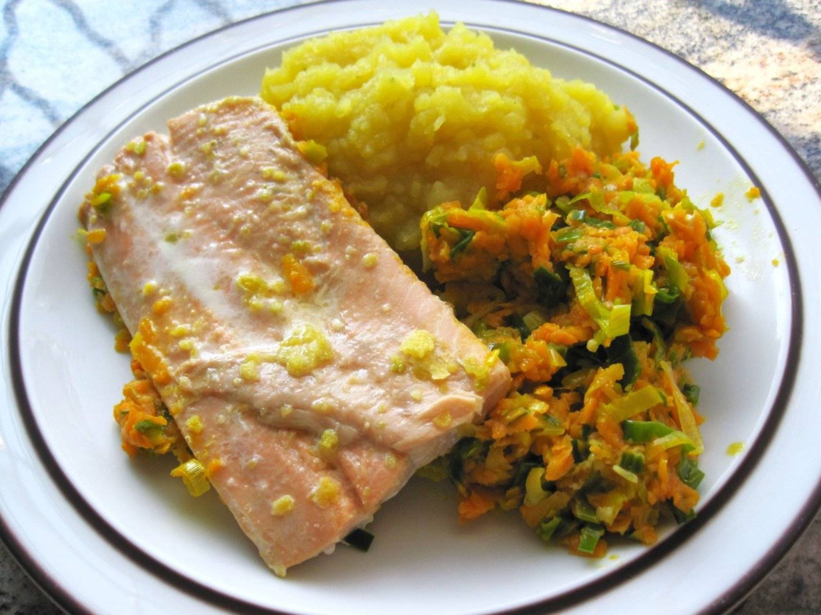 Lachs auf Gemüsebett mit Kartoffelpüree Rezept - ichkoche.at Lachs auf Gemüsebett mit Kartoffelpüree Rezept - ichkoche.at