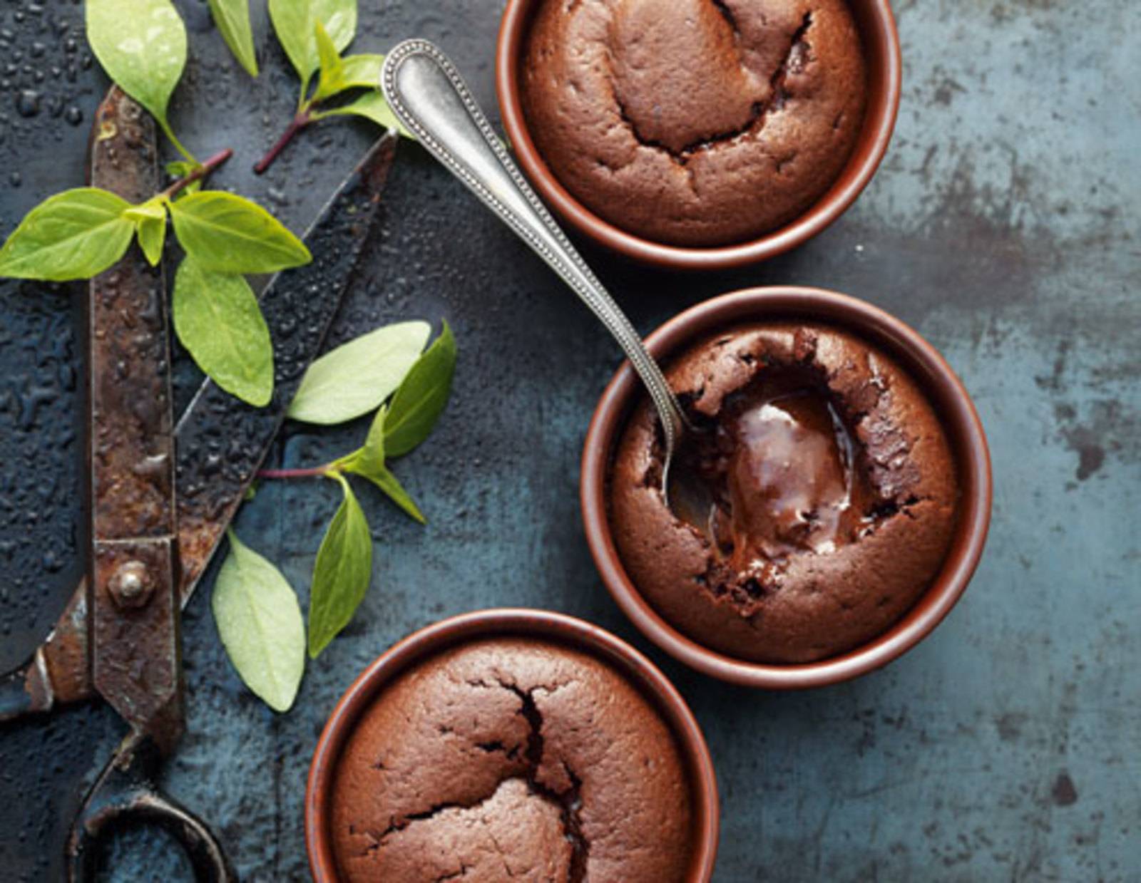 Flüssiger Schokoladenkuchen mit Mango und Thaibasilikum Rezept