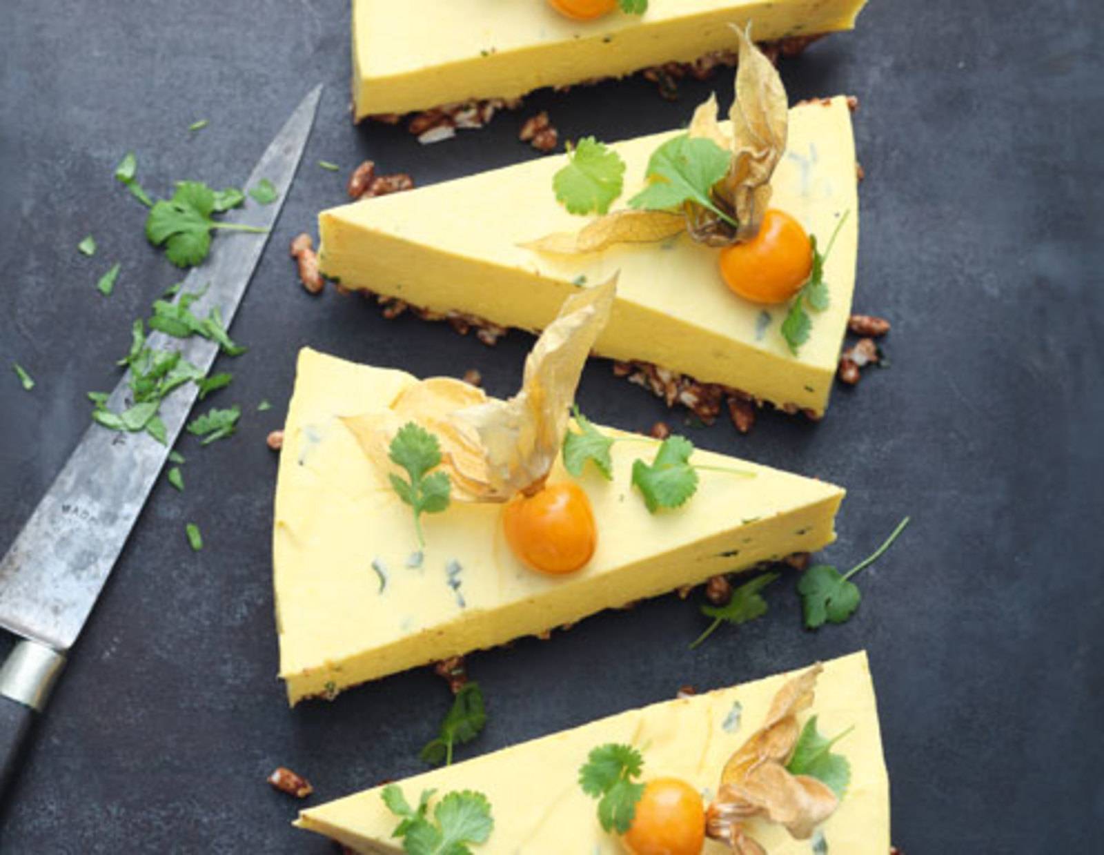 Knusprige Mangomousse-Torte mit Koriander Rezept