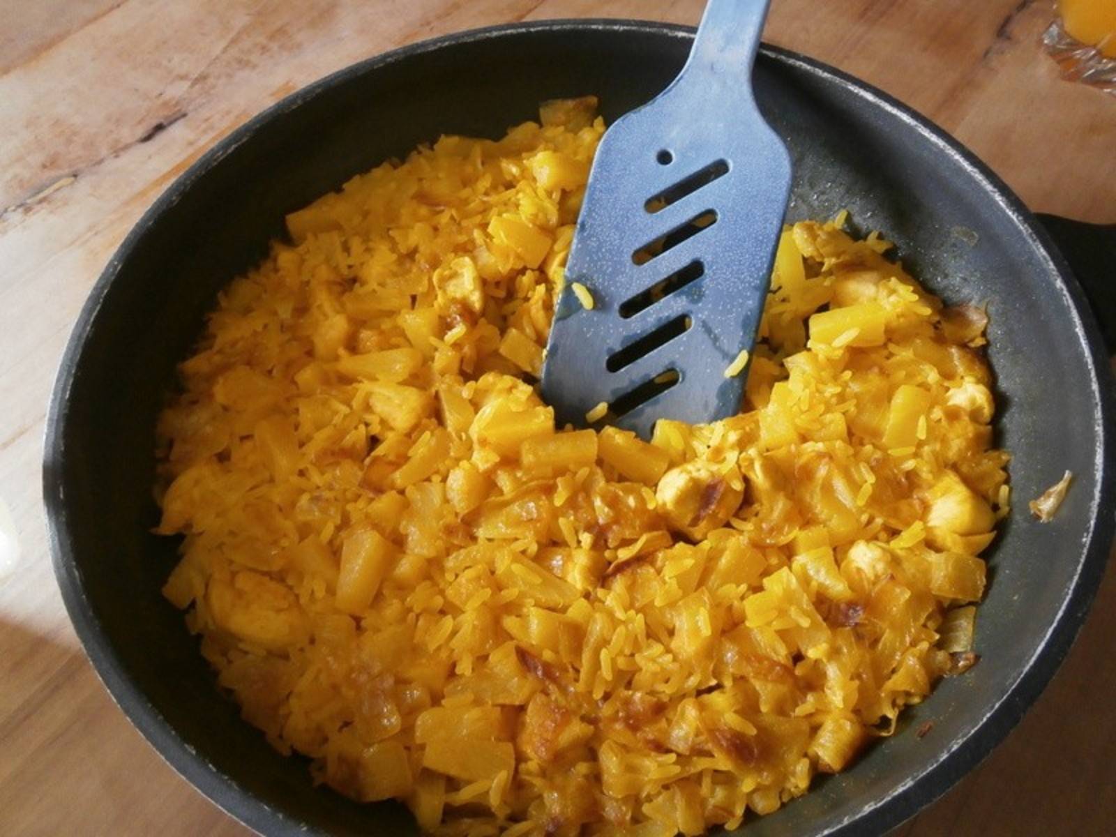 Curryhuhnpfanne mit Reis und Ananas Rezept