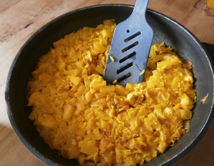 Curryhuhnpfanne mit Reis und Ananas