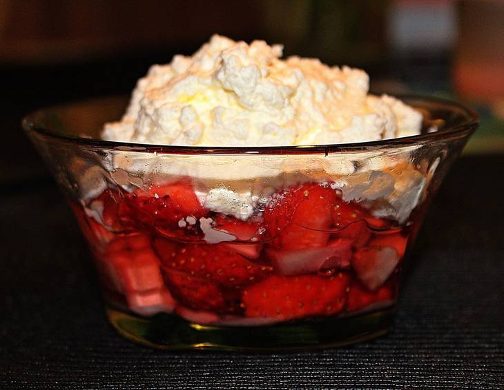 Erdbeeren mit Schlagobers Erdbeeren mit Schlagobers