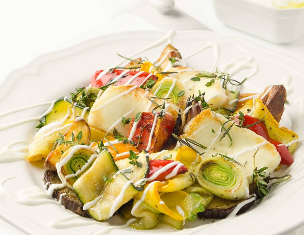 Gegrilltes Gemüse mit Ofenkartoffeln und Halloumi Gegrilltes Gemüse mit Ofenkartoffeln und Halloumi