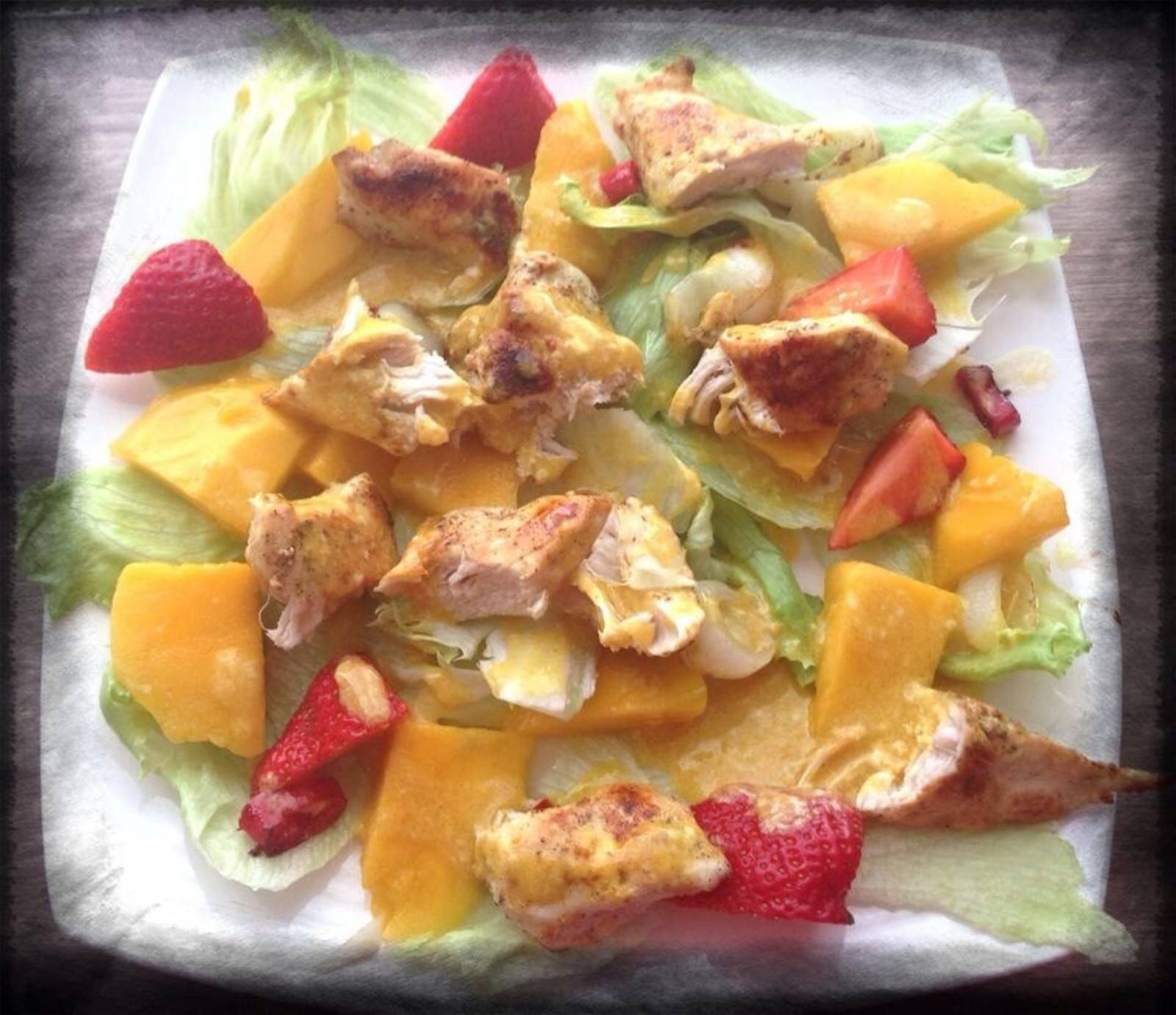 Salat mit Hühnerbrust, Erdbeeren und Mango