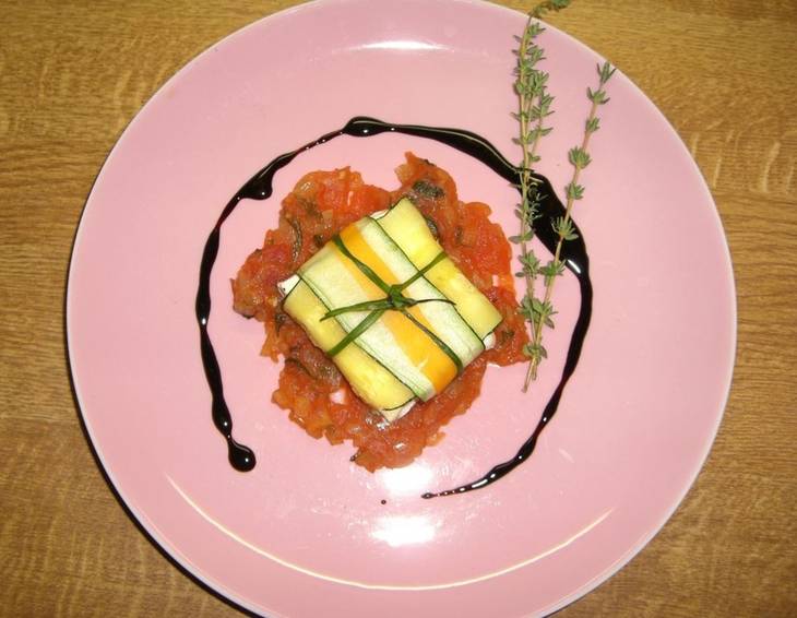 Ziegenfrischkäsepackerl mit Tomatenragout Ziegenfrischkäsepackerl mit Tomatenragout