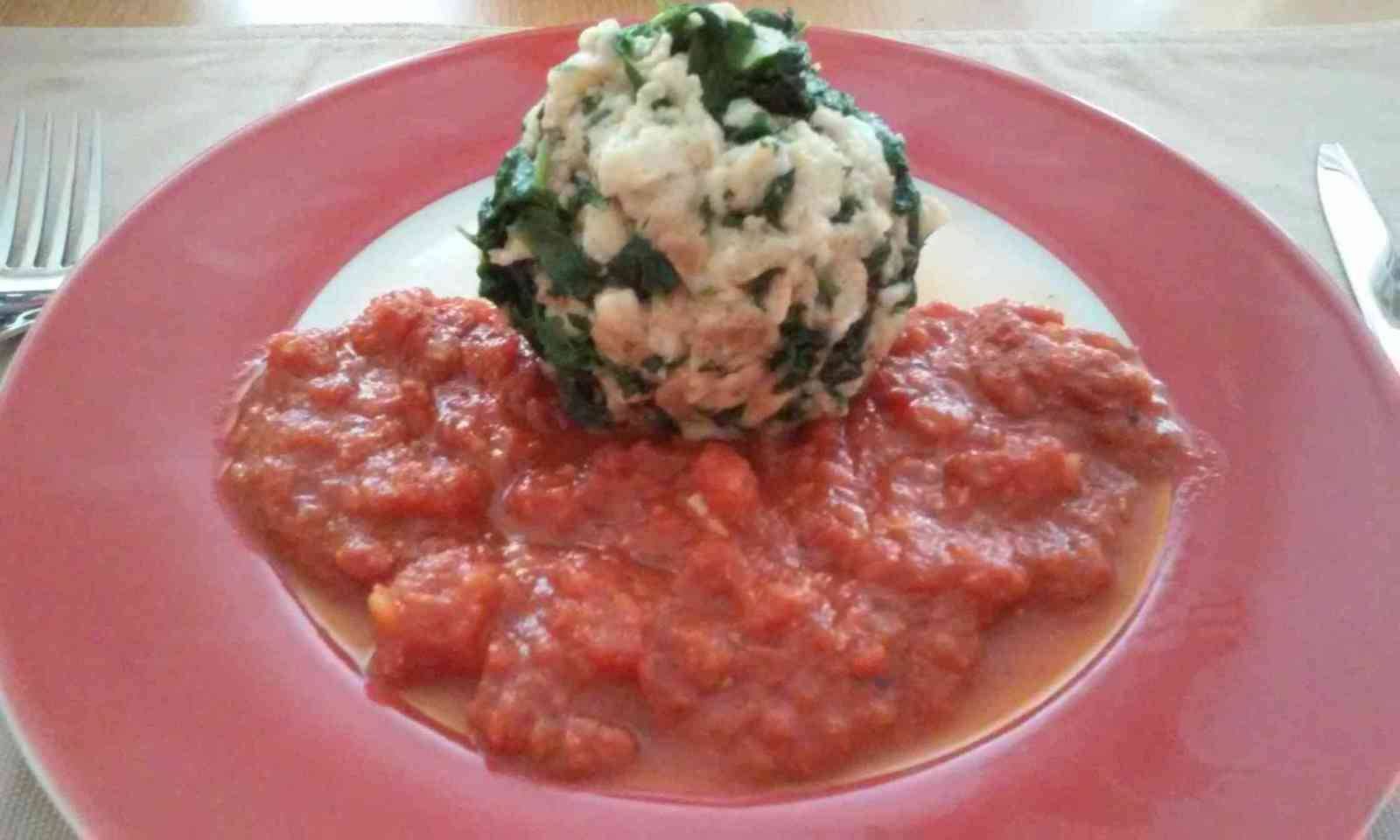 Spinatknödel auf Tomatenragout