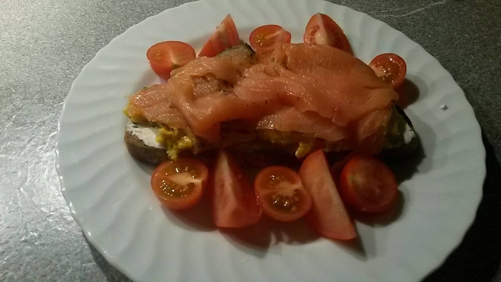 Eierspeis mit Lachs auf Brot