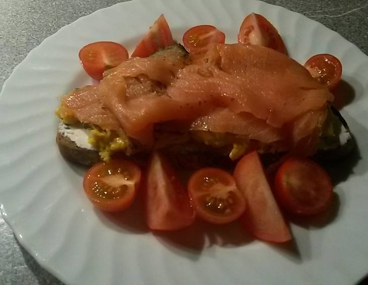 Eierspeis mit Lachs auf Brot Eierspeis mit Lachs auf Brot