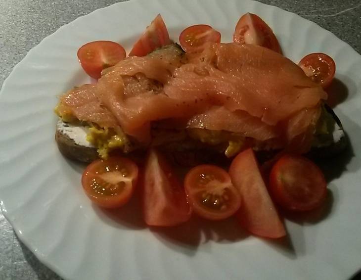 Eierspeis mit Lachs auf Brot