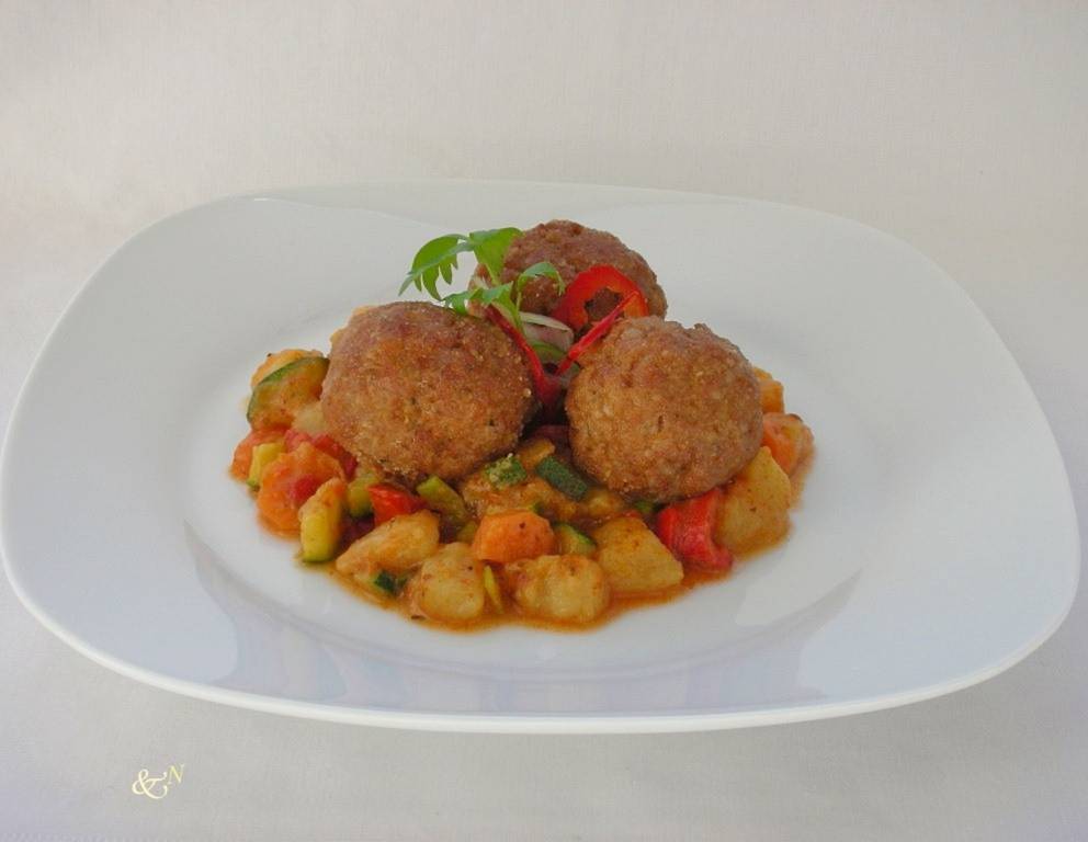 Fleischbällchen mit Gemüseragout Fleischbällchen mit Gemüseragout