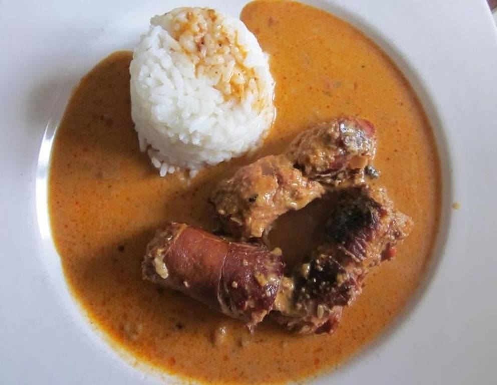 Faschierte Röllchen im Schinkenmantel mit Reis Faschierte Röllchen im Schinkenmantel mit Reis