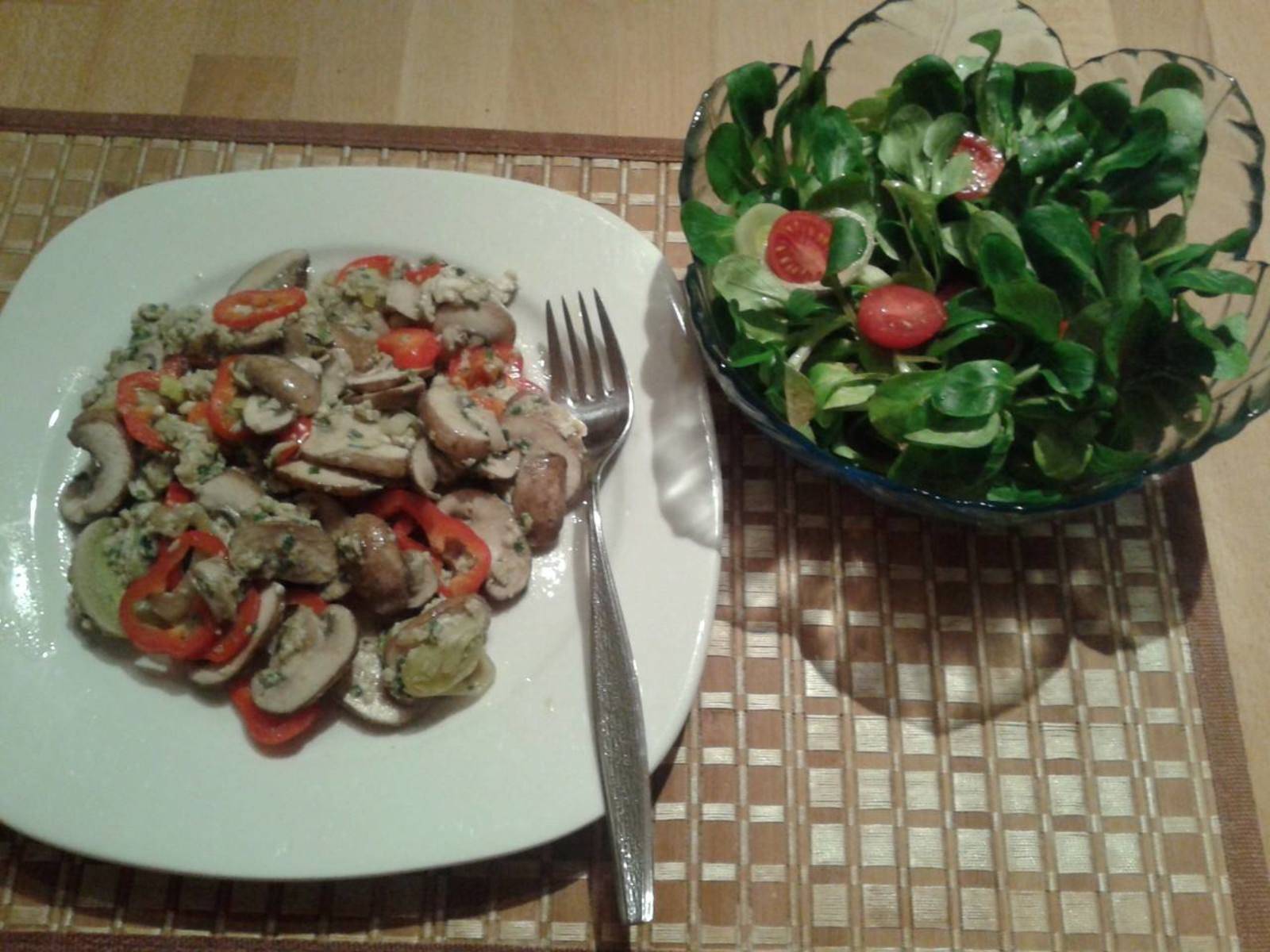 Champignons mit Ei und Vogerlsalat