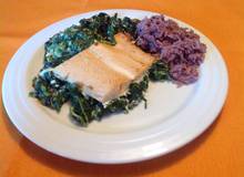 Gebratenes Lachsfilet auf Blattspinat Gebratenes Lachsfilet auf Blattspinat
