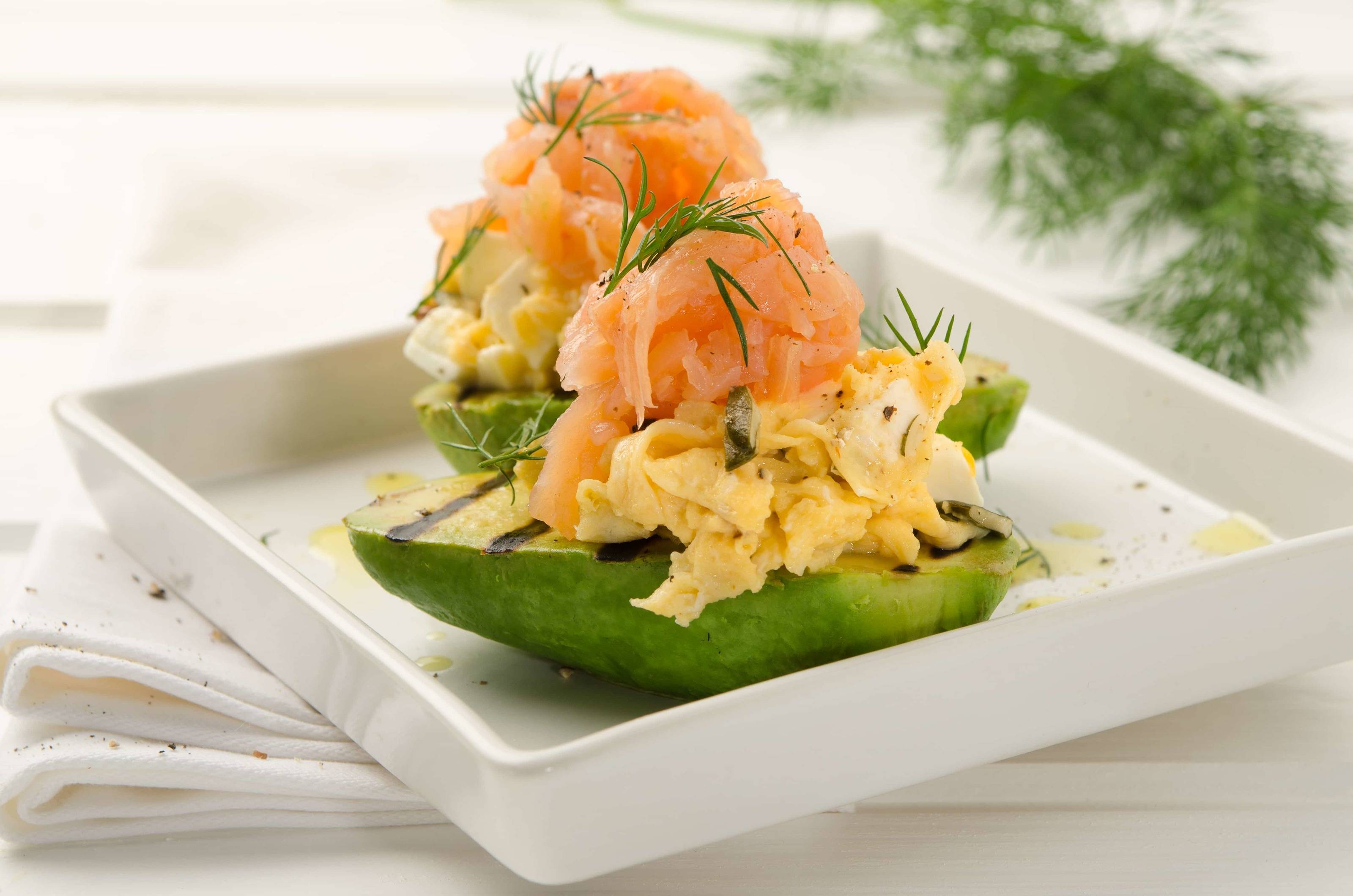 Kürbiskern-Feta-Eierspeise mit Avocado, Chili und geräuchertem Lachs Rezept