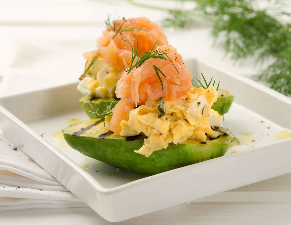 Kürbiskern-Feta-Eierspeise mit Avocado, Chili und geräuchertem Lachs Kürbiskern-Feta-Eierspeise mit Avocado, Chili und geräuchertem Lachs