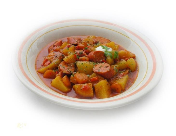Herzhaftes Kartoffelgulasch mit Würstchen Herzhaftes Kartoffelgulasch mit Würstchen
