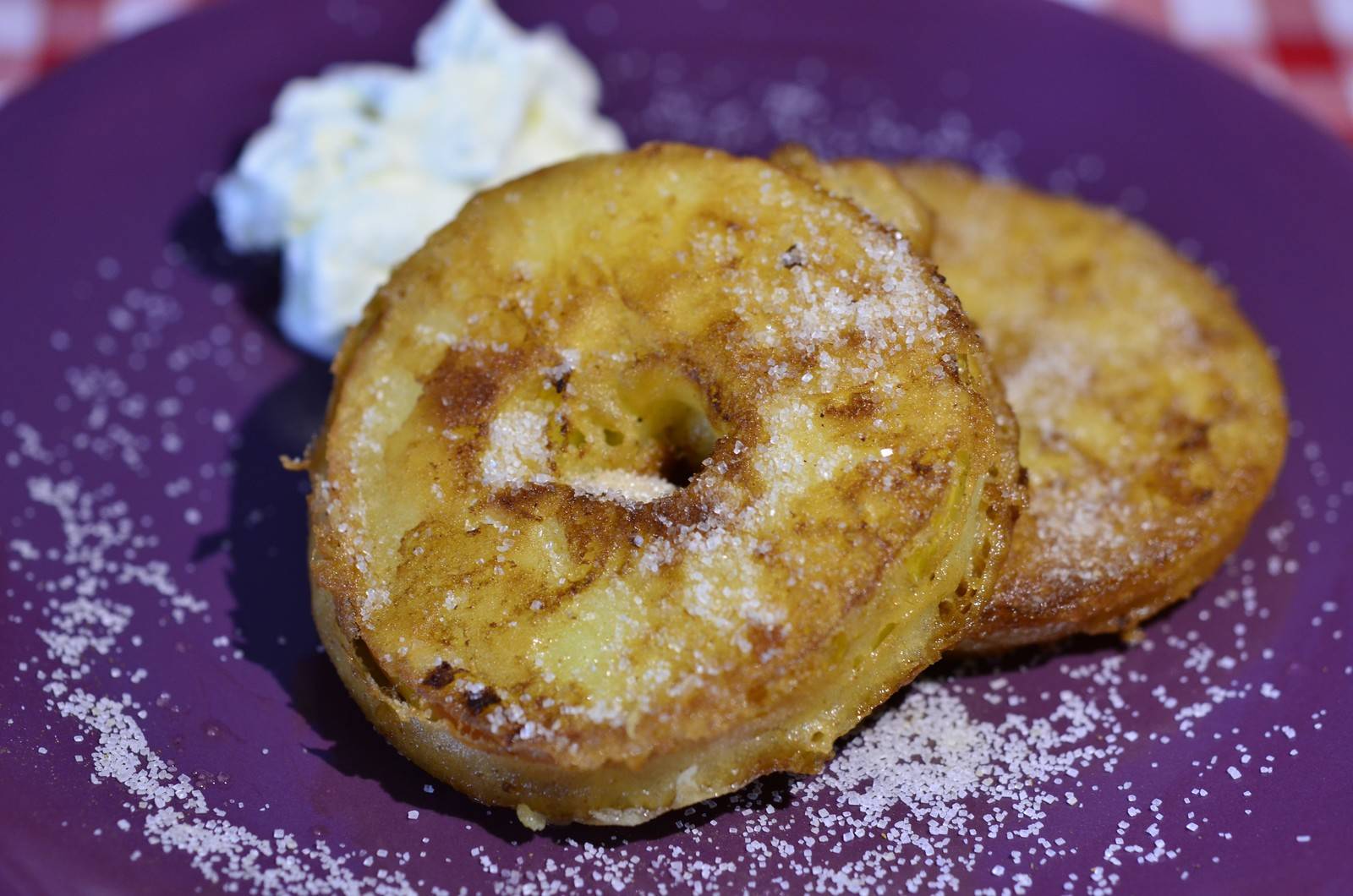 Gebackene Äpfel in Weinteig