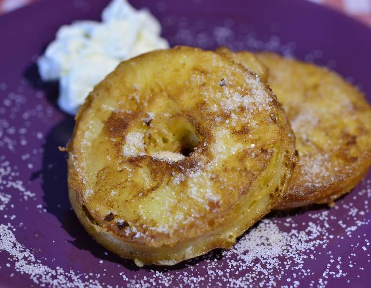 Gebackene Äpfel in Weinteig