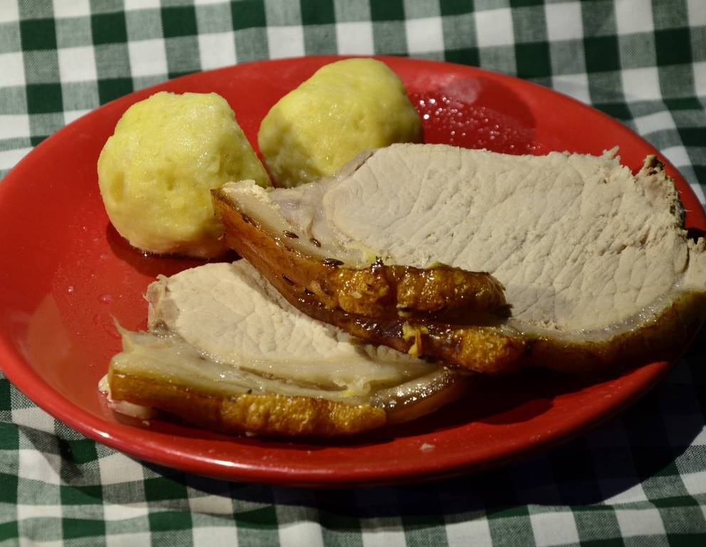 Schweinsbraten mit Waldviertler Knödeln und Krautsalat Schweinsbraten mit Waldviertler Knödeln und Krautsalat