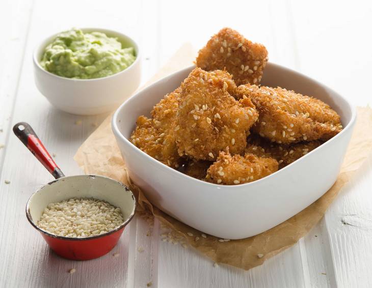 Chicken Nuggets in Sesam-Kokos-Panier mit Avocado-Dip Chicken Nuggets in Sesam-Kokos-Panier mit Avocado-Dip