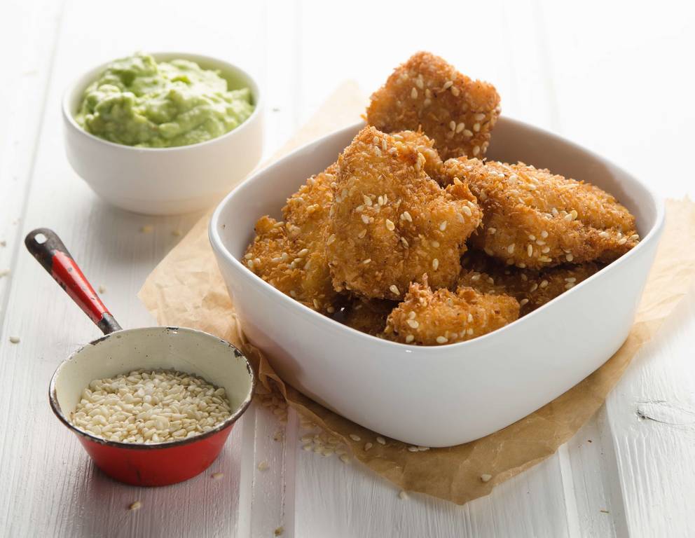 Chicken Nuggets in Sesam-Kokos-Panier mit Avocado-Dip Chicken Nuggets in Sesam-Kokos-Panier mit Avocado-Dip