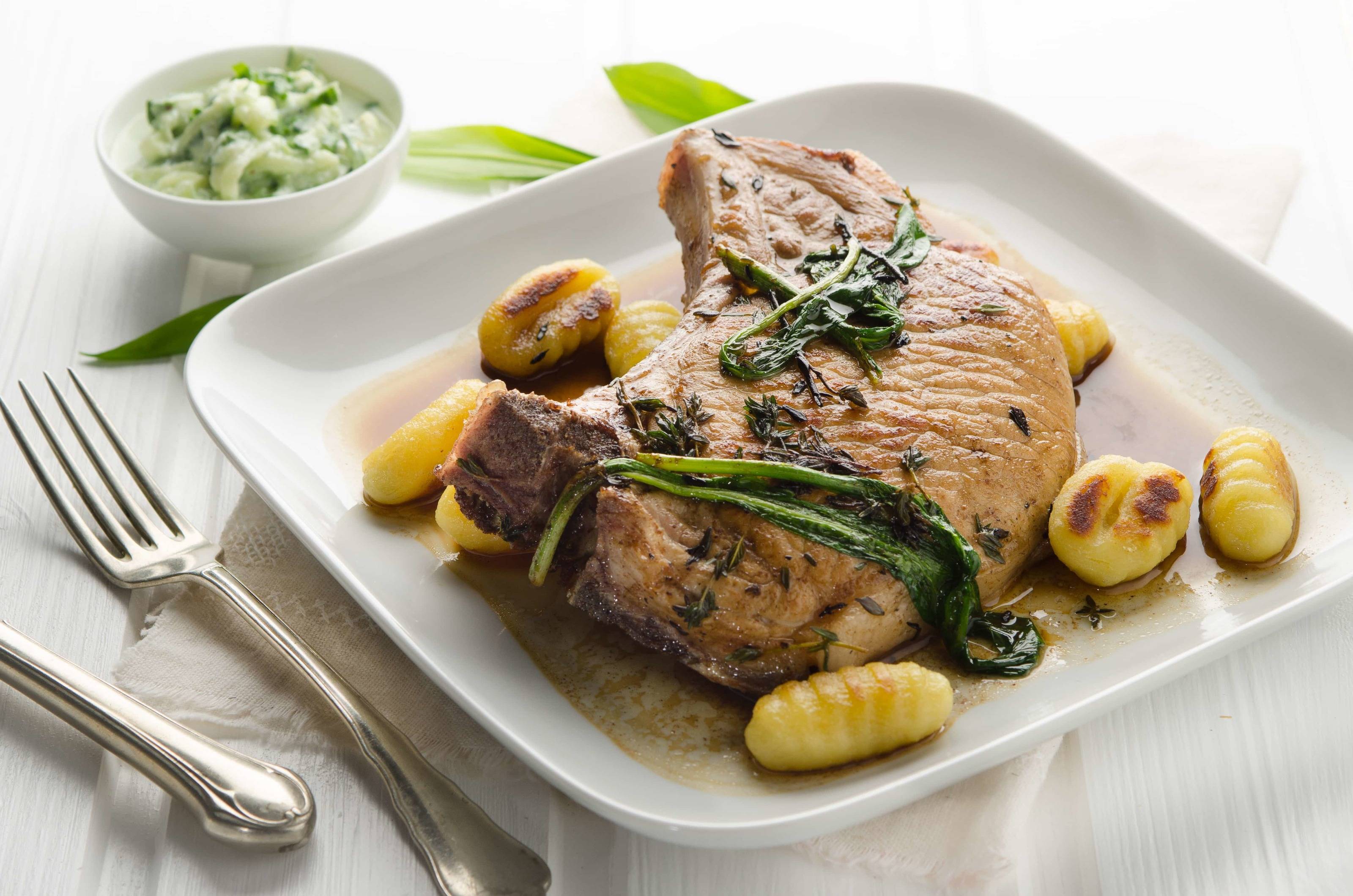 Schweinekoteletts mit Gnocchi und Bärlauch-Gurken-Salat Rezept