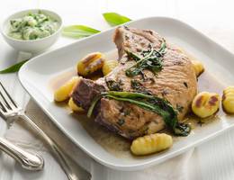Schweinskoteletts mit Gnocchi und Bärlauch-Gurken-Salat Schweinskoteletts mit Gnocchi und Bärlauch-Gurken-Salat