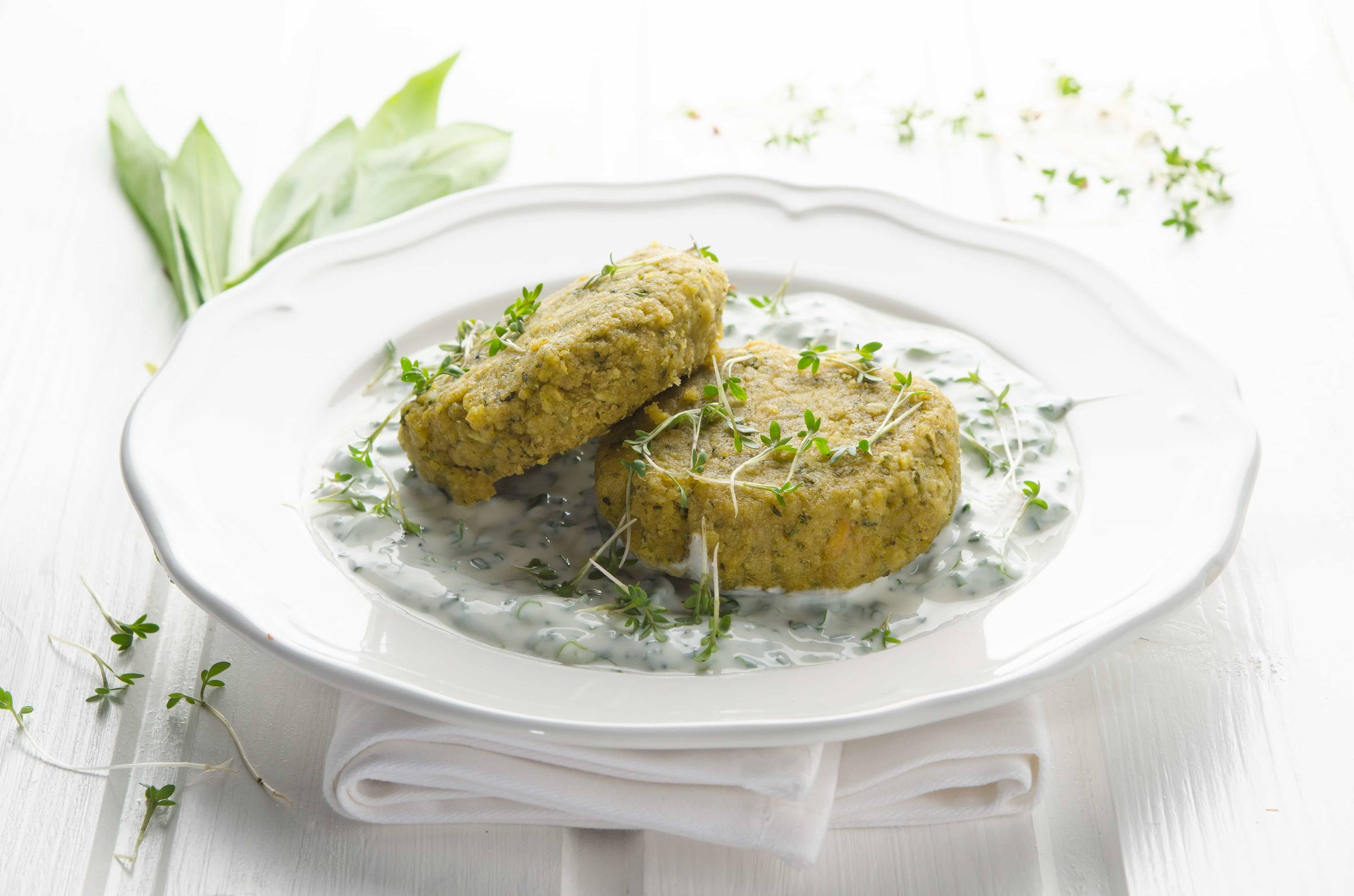 Vegane Bärlauch-Kichererbsen-Laibchen mit Sojajoghurt-Dip Rezept