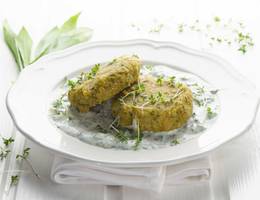 Vegane Bärlauch-Kichererbsen-Laibchen mit Sojajoghurt-Dip Vegane Bärlauch-Kichererbsen-Laibchen mit Sojajoghurt-Dip