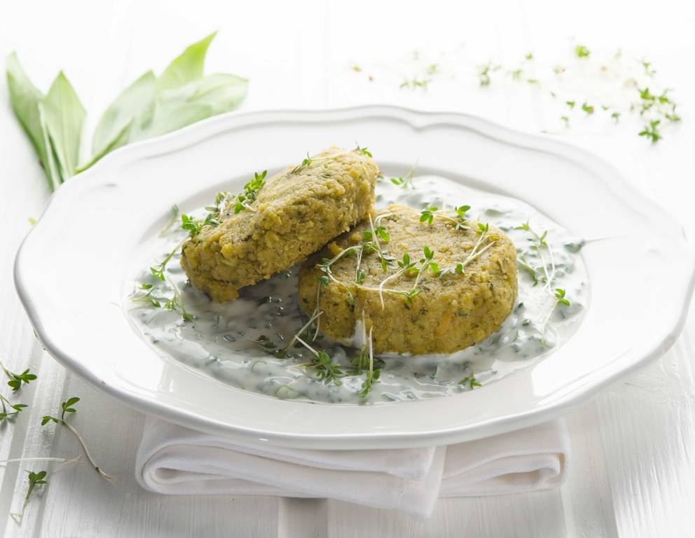 Vegane Bärlauch-Kichererbsen-Laibchen mit Sojajoghurt-Dip Vegane Bärlauch-Kichererbsen-Laibchen mit Sojajoghurt-Dip