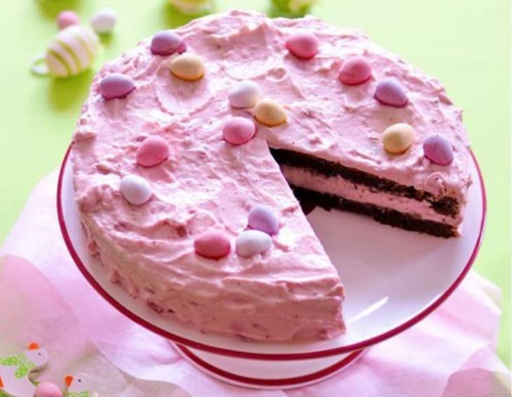 Ostertorte mit Erdbeer-Rhabarber-Grütze-Creme Ostertorte mit Erdbeer-Rhabarber-Grütze-Creme