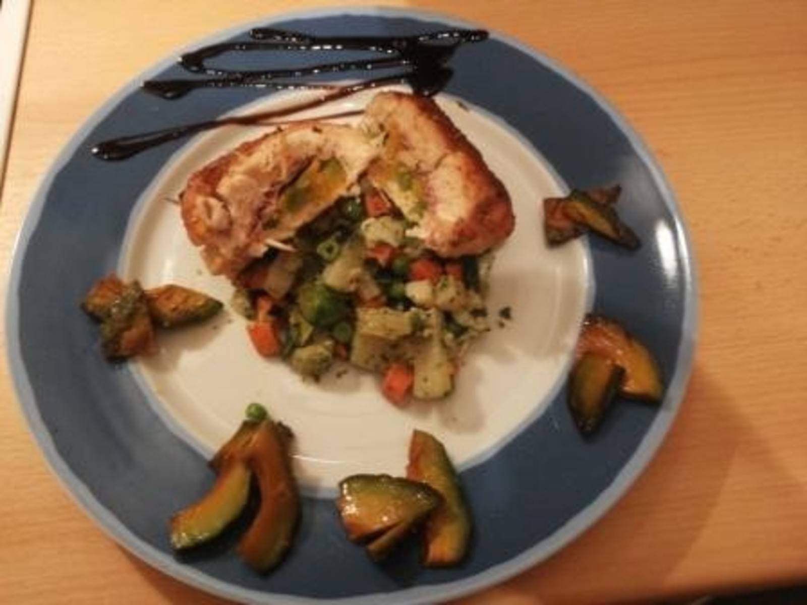 Hühnerbrustgefüllt mit Schinken und Avocado auf Senfgemüse Rezept ...